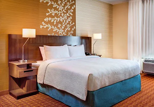 Fairfield Inn & Suites By Marriott Savannah Midtown מלון